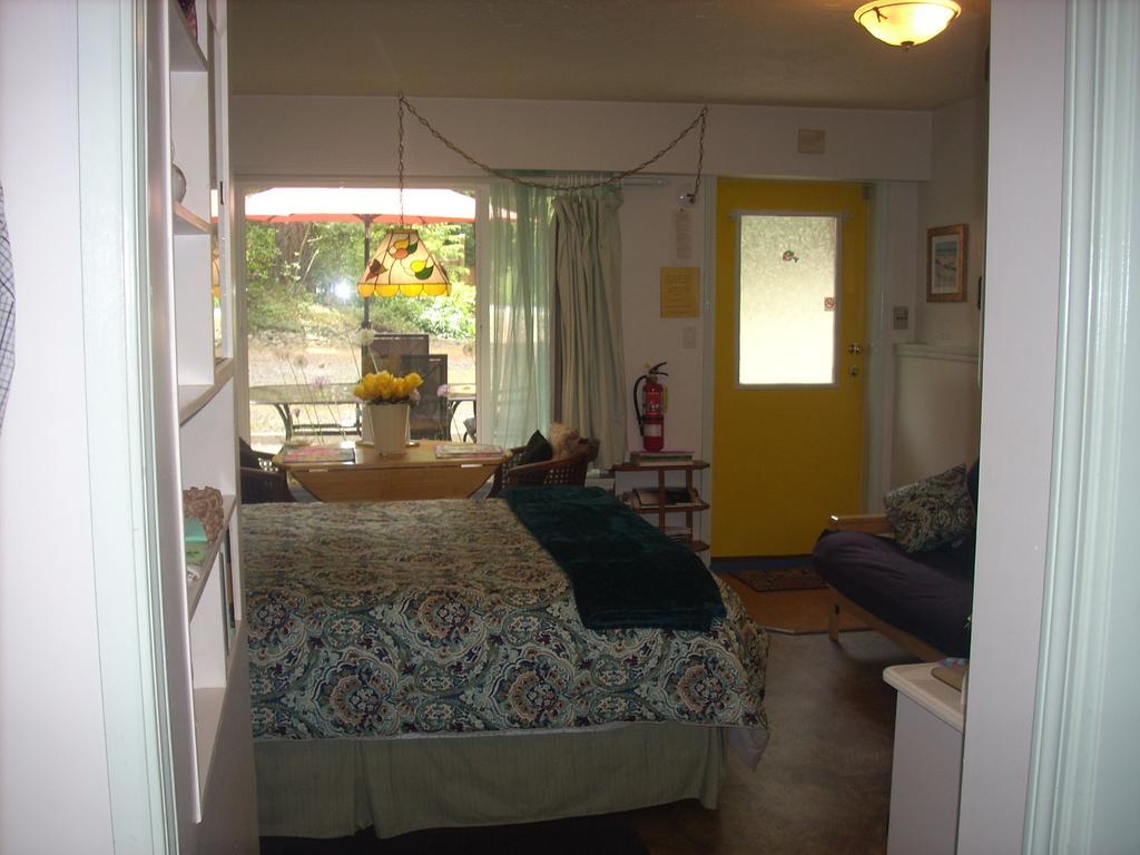 Bed and Breakfast At Nautica Tigh Private Keypad Entrances Qualicum Beach Exterior foto